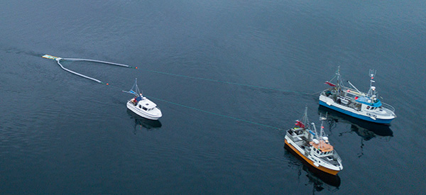 3 båter som gjør et marint sweepersystem som samler plastavfall fra havet
